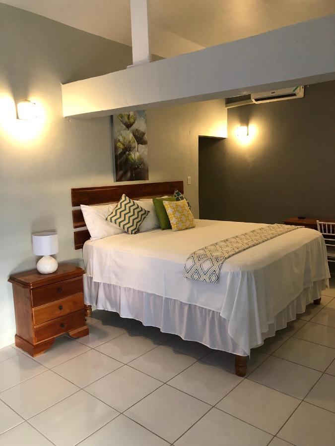 Airport Beach Hotel Montego Bay Exterior foto